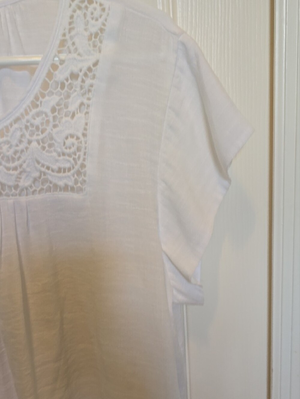Liz Claiborne White Crochet Yoke Short Sleeve Top - Picture 4 of 5